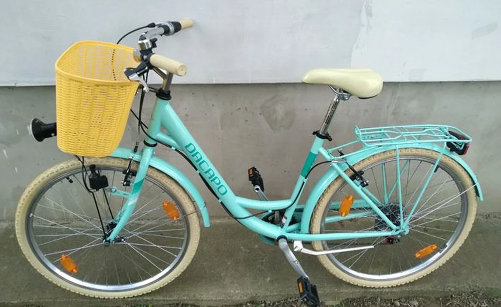 Dámsky mestský bicykel DACAPO vpredu s plastovým košíkom + LED svetlá