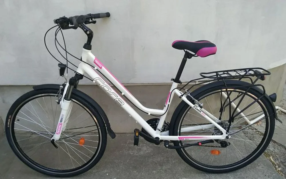 Trekingový cestný Core Bike Travel 17" ALU rám 28" kolesá 3x7 prevodov SHIMANO, uzamykateľná vidlica, Led svetlá