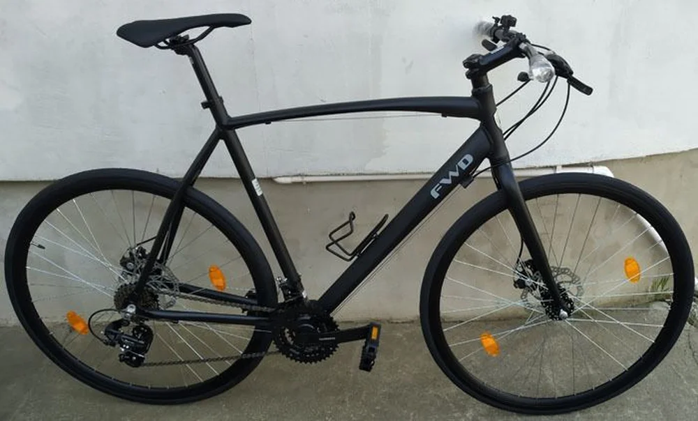 Športový bicykel FWD 23" ALU rám, 28" kolesá, 3x7 prevodov Shimano, kotúčové brzdy